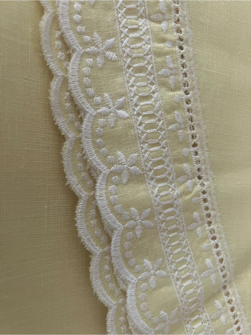 Vintage NEW Yellow Embroidered Linen 12 piece Napkin & tablecloth Set from Italy